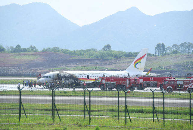 西藏航空起火客机上的乘客：我使劲对打开行李架乘客喊“不要再拿包了”
